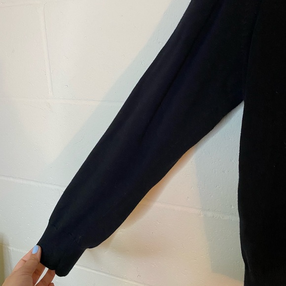 IZOD Men’s Sweater Size Medium V-Neck Pullover Black Long Sleeve - Picture 4 of 10